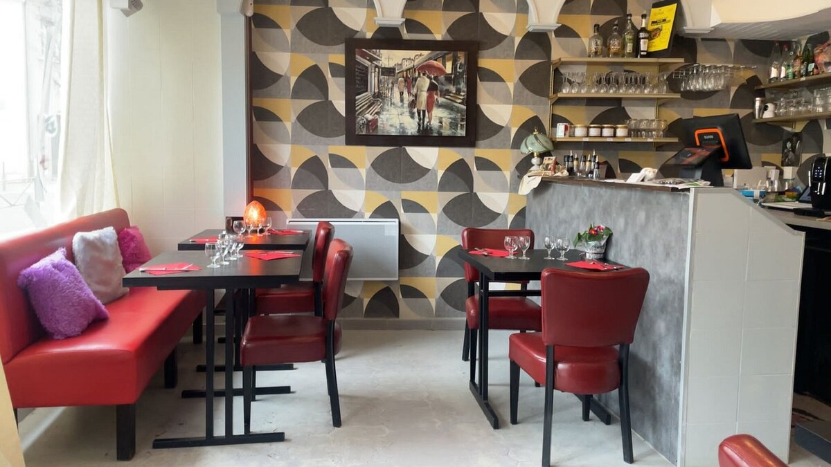 Salle intérieure de La Casa — banquettes rouges et bar