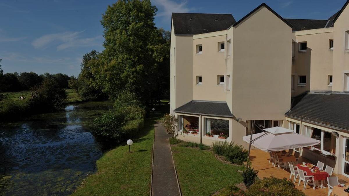 Terrasse du Relais du Moulin au bord du Nahon