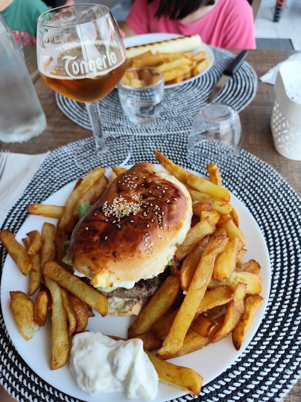 Burger et frites maison au Resto Brocante