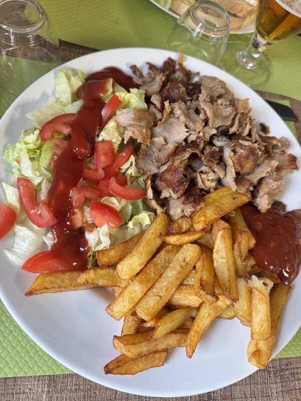 Frites maison et kebab au Resto Brocante