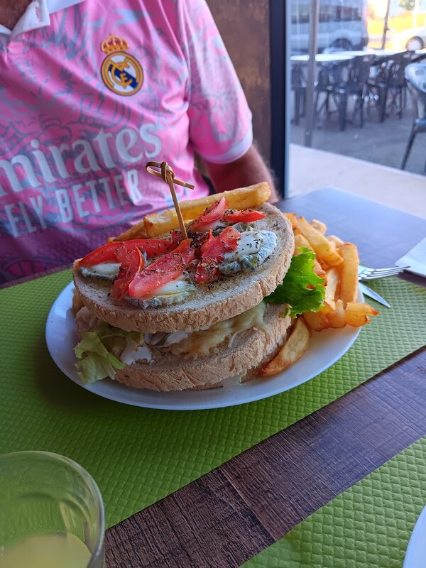 Sandwich et frites au Resto Brocante